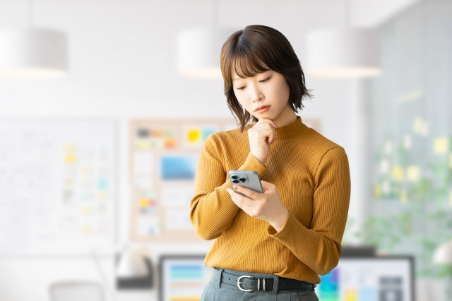 不安・悩む・スマホ・
考える